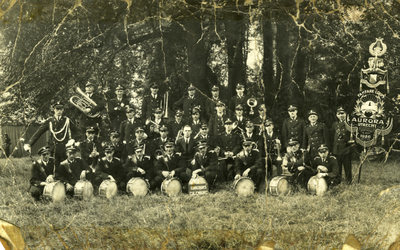862298 Groepsportret van het fanfarecorps Aurora (opgericht in 1926) uit Utrecht, op een muziekconcours in Culemborg.